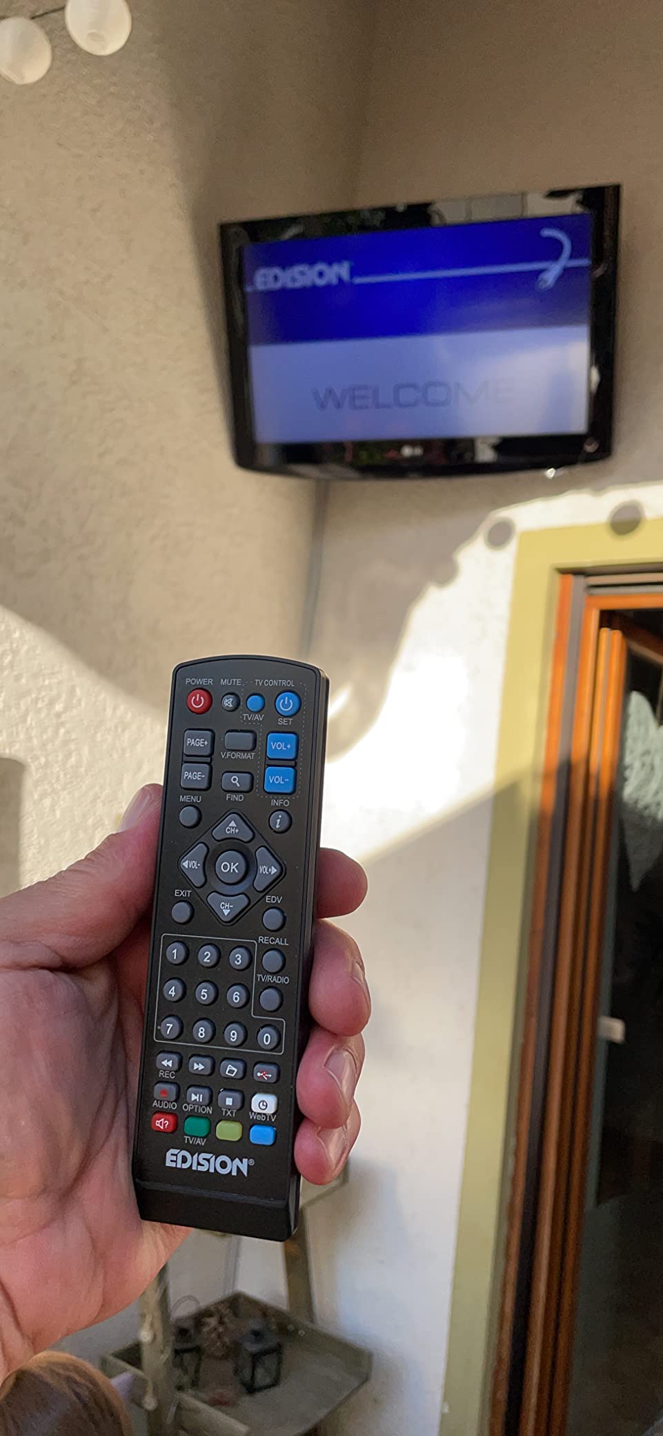 Unsichtbar hinterm TV